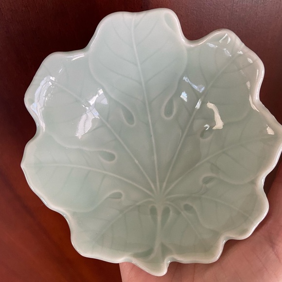 Celadon Glaze Green Leaf-Shaped Japanese Porcelain Sauce or Trinket Dish - Picture 5 of 8